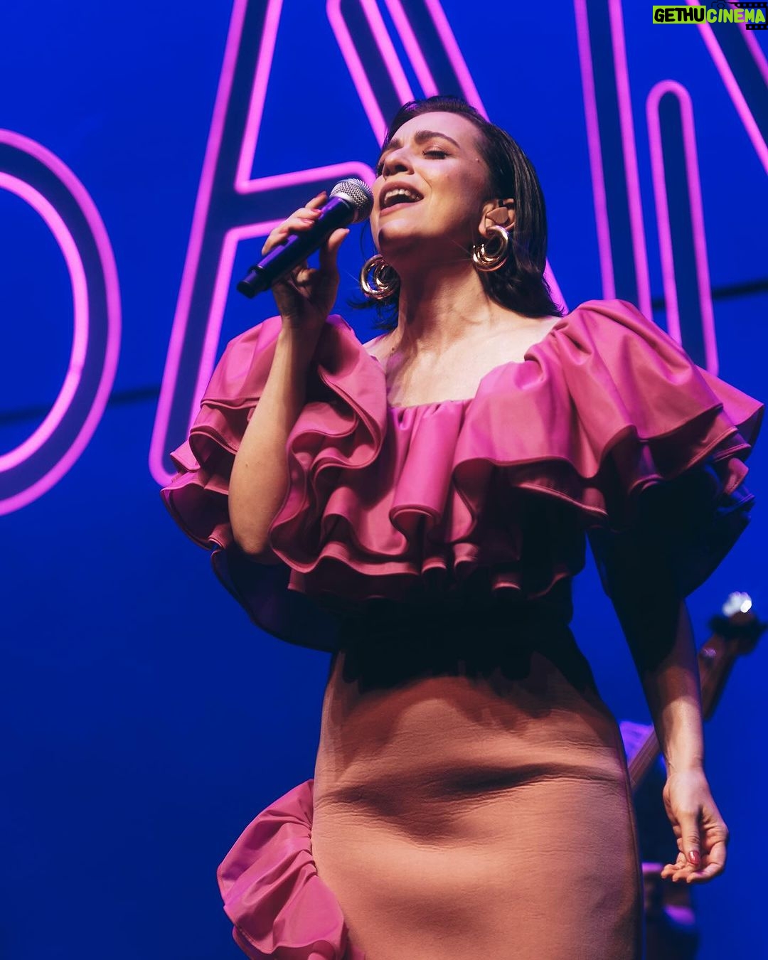 Roberta Sá Instagram - Foto em ação com o Sambasá pra lembrar que tem show chegando - e, em breve, anuncio mais uma data pra este ano. Em que cidade você acha que vai ser, hein? 📍18.11 | NATAL Festival @ribeiraboemia 📍01.12 | RECIFE Teatro Guararapes 📸 @karymefranca