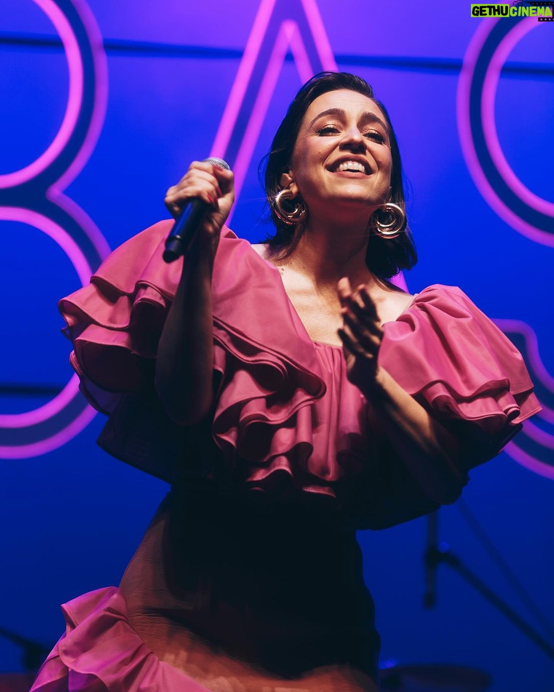 Roberta Sá Instagram - Setembro acabou e o @spotifybrasil trouxe essa mensagem linda: minhas músicas alcançaram 1.158.169 de ouvintes 🎶 É ou não é pra celebrar? Obrigada a cada um e a cada uma que deu play no Sambasá e nos outros álbuns - e singles - que lancei. 👉🏽 Aproveito pra perguntar se você tá me seguindo por lá! 📸 @karymefranca