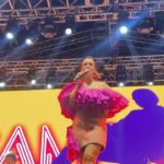 Roberta Sá Instagram - Fico especialmente emocionada quando tenho a oportunidade de tocar em praça pública, de graça, pra quem quiser chegar. Dessa vez foi na beira do mar com brisa fresca, memórias de um carnaval de adolescência, em Areia Branca e muito atum! Obrigada ao público que compareceu, foi uma alegria cantar pra vocês! Novembro tô de volta ao RN, no Festival @ribeiraboemia junto com @jorgearagaodacruz .