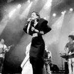 Roberta Sá Instagram - Fazer show em Salvador dá sempre um frio na barriga a mais porque, como diria Wally Salomão, baiano não nasce, estréia! É uma cidade que respira música, e da boa. Fiquei emocionada e feliz em ver que meu público fiel apareceu e encheu a Pupileira de amor, e troca! Obrigada, Salvador! Até breve. Amo vocês com força! 1. Videozin que roubei de alguém que foi e me marcou 2 e 3. Fotos do meu querido @juniorrochassa que me olhou de um jeito que eu achei bonito