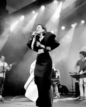 Roberta Sá Instagram - Fazer show em Salvador dá sempre um frio na barriga a mais porque, como diria Wally Salomão, baiano não nasce, estréia! É uma cidade que respira música, e da boa. Fiquei emocionada e feliz em ver que meu público fiel apareceu e encheu a Pupileira de amor, e troca! Obrigada, Salvador! Até breve. Amo vocês com força! 

1. Videozin que roubei de alguém que foi e me marcou
2 e 3. Fotos do meu querido @juniorrochassa que me olhou de um jeito que eu achei bonito