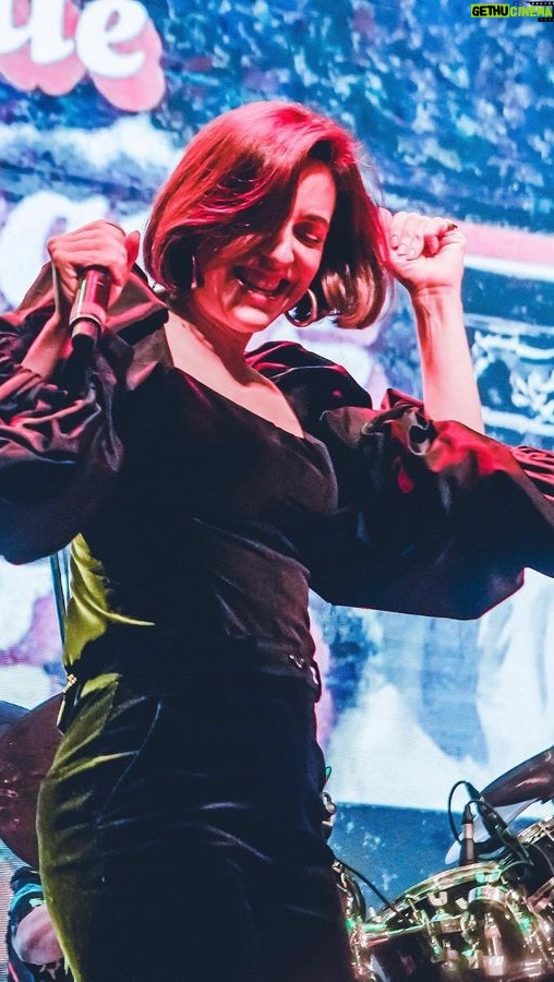 Roberta Sá Instagram - Eu conheço o @marcosvalle_oficial pessoalmente desde que comecei a cantar. Fizemos um projeto juntos e ele sempre foi muito generoso em dividir o palco. Tem um olhar bastante curioso e convidativo quando compartilha música - e eu sempre atribuo essa qualidade aos grandes artistas que também são grandes almas. No show desta quinta-feira, comemorando os 80 anos dele no @circovoador, foi com imensa alegria que cantei duas canções emblemáticas: "Os Grilos" e "Não Tem Nada Não" (essa última, uma parceria de Marcos Valle com João Donato e Deodato). A música do Marcos, pra mim, é um fim de tarde no Rio, daqueles que nos arrancam suspiros... Tem uma atmosfera idílica de um Rio de Janeiro que a gente teima que existe. Ou seja, a coisa mais bonita que existe. Foi uma linda noite de celebração! 🎥 @nutrimariclaudino 📸 @rafacatarcione Circo Voador