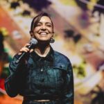 Roberta Sá Instagram – De volta às memórias incríveis do Show de Aniversário JBFM com @robertasaoficial e @pretinhodaserrinha! 💙✨

Já bateu saudade por aí também? 

📸: @marcellocavalcanti1 / @lucasjonesss / @lucasgama / @felipemazonilopes