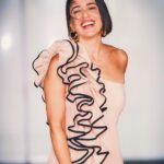 Roberta Sá Instagram - Fico felizinha quando vou estrear lookinho da @argalji__ 🥹 💃 . Styling: @marina____franco 📸: @danielcalvetfoto