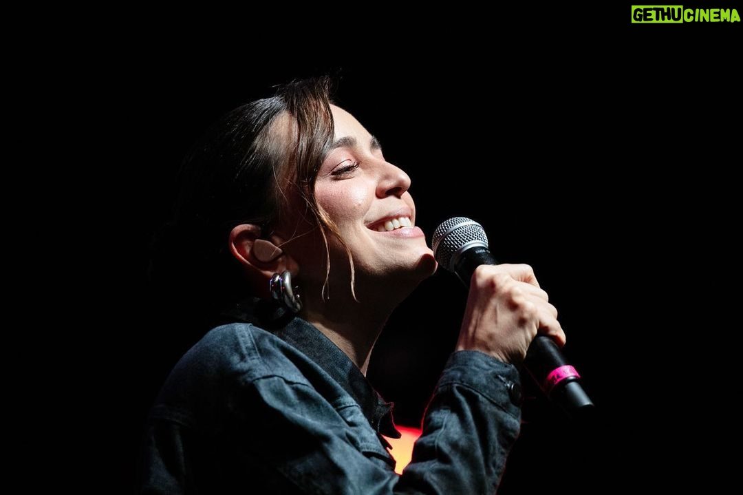 Roberta Sá Instagram - De volta às memórias incríveis do Show de Aniversário JBFM com @robertasaoficial e @pretinhodaserrinha! 💙✨ Já bateu saudade por aí também? 📸: @marcellocavalcanti1 / @lucasjonesss / @lucasgama / @felipemazonilopes