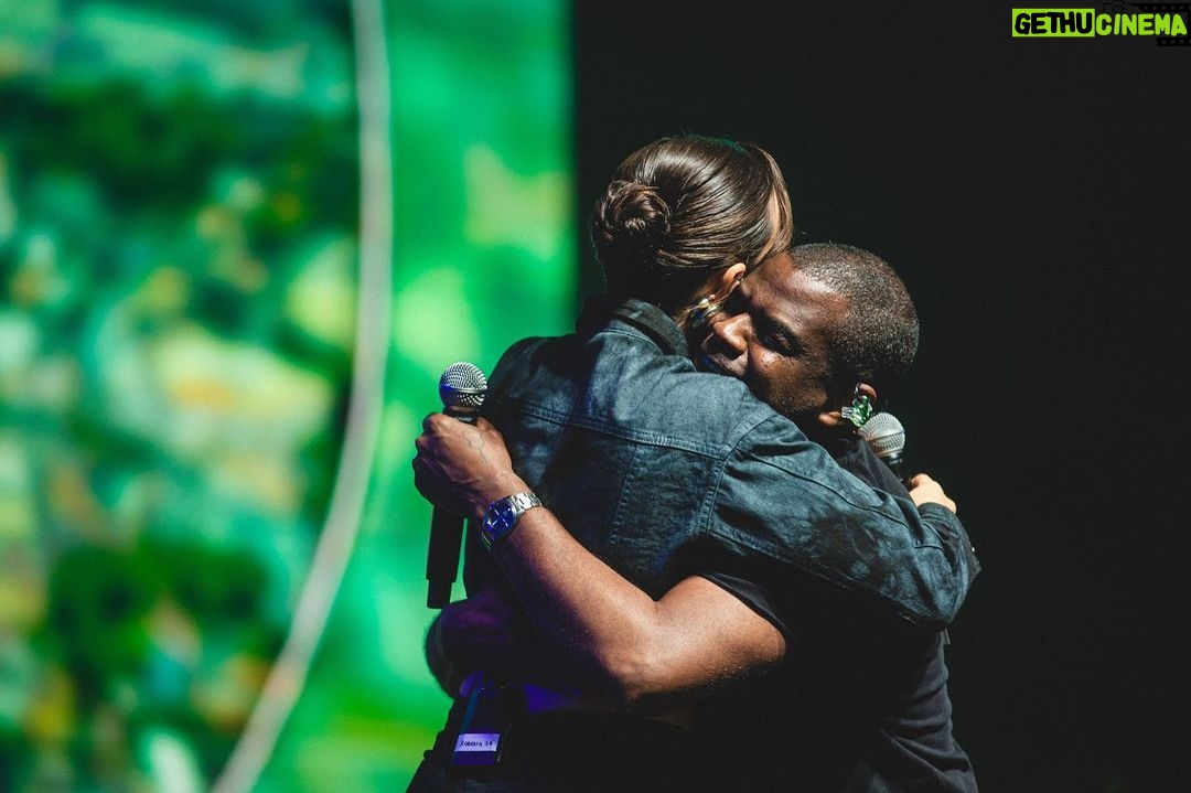 Roberta Sá Instagram - De volta às memórias incríveis do Show de Aniversário JBFM com @robertasaoficial e @pretinhodaserrinha! 💙✨ Já bateu saudade por aí também? 📸: @marcellocavalcanti1 / @lucasjonesss / @lucasgama / @felipemazonilopes