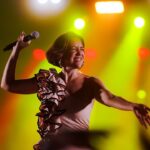 Roberta Sá Instagram - Primeiro show do ano e que show, Fortaleza! Muito bom lembrar o quanto a gente se ama ❤️ Um amor verdadeiro e duradouro. Saí de alma lavada e corpo lavado, porque pegamos chuva e não arregamos no samba, na entrega e na festa ✨ Pré-carnaval veio com tudo anunciar o que está por vir! Muito obrigada!!! 📸: @danielcalvetfoto Praia De Iracema, Fortaleza