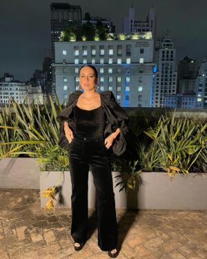 Roberta Sá Instagram - Me vesti bonita para cantar com ele.

"Consumado" é uma canção que canto para Lina desde que ela nasceu. Gravei "Se For Pra Mentir" no álbum Delírio. Sim, sou muito fã de @arnaldo_antunes e foi com imensa honra - e alegria - que dividi o palco com ele pela primeiríssima vez. Arrasta pro lado pra ver alguns momentos desse evento corporativo que fizemos juntos em São Paulo! 

E foi tudo tão lindo que, em breve, essa dobradinha vai atacar novamente! 
Make & Hair: @sandrobarreto
Styling: euzinha 🙋 (para jobs, link na bio)