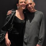 Roberta Sá Instagram - Me vesti bonita para cantar com ele. "Consumado" é uma canção que canto para Lina desde que ela nasceu. Gravei "Se For Pra Mentir" no álbum Delírio. Sim, sou muito fã de @arnaldo_antunes e foi com imensa honra - e alegria - que dividi o palco com ele pela primeiríssima vez. Arrasta pro lado pra ver alguns momentos desse evento corporativo que fizemos juntos em São Paulo! E foi tudo tão lindo que, em breve, essa dobradinha vai atacar novamente!  Make & Hair: @sandrobarreto Styling: euzinha 🙋 (para jobs, link na bio) São Paulo, Brazil