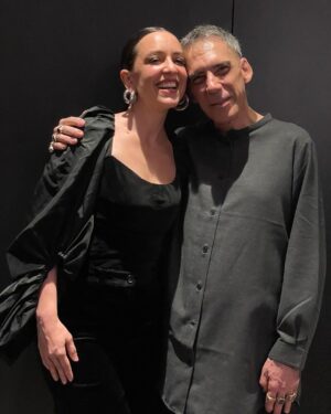 Roberta Sá Instagram - Me vesti bonita para cantar com ele.

"Consumado" é uma canção que canto para Lina desde que ela nasceu. Gravei "Se For Pra Mentir" no álbum Delírio. Sim, sou muito fã de @arnaldo_antunes e foi com imensa honra - e alegria - que dividi o palco com ele pela primeiríssima vez. Arrasta pro lado pra ver alguns momentos desse evento corporativo que fizemos juntos em São Paulo! 

E foi tudo tão lindo que, em breve, essa dobradinha vai atacar novamente! 
Make & Hair: @sandrobarreto
Styling: euzinha 🙋 (para jobs, link na bio)