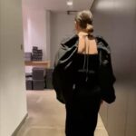 Roberta Sá Instagram - Me vesti bonita para cantar com ele. "Consumado" é uma canção que canto para Lina desde que ela nasceu. Gravei "Se For Pra Mentir" no álbum Delírio. Sim, sou muito fã de @arnaldo_antunes e foi com imensa honra - e alegria - que dividi o palco com ele pela primeiríssima vez. Arrasta pro lado pra ver alguns momentos desse evento corporativo que fizemos juntos em São Paulo! E foi tudo tão lindo que, em breve, essa dobradinha vai atacar novamente!  Make & Hair: @sandrobarreto Styling: euzinha 🙋 (para jobs, link na bio) São Paulo, Brazil