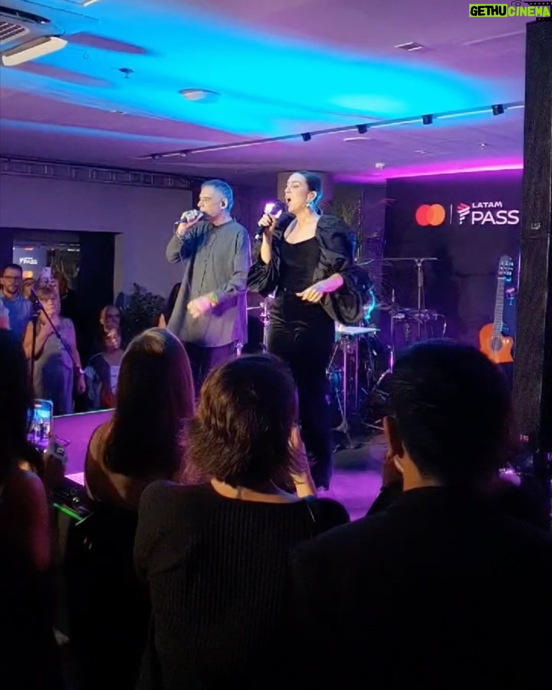Roberta Sá Instagram - Me vesti bonita para cantar com ele. "Consumado" é uma canção que canto para Lina desde que ela nasceu. Gravei "Se For Pra Mentir" no álbum Delírio. Sim, sou muito fã de @arnaldo_antunes e foi com imensa honra - e alegria - que dividi o palco com ele pela primeiríssima vez. Arrasta pro lado pra ver alguns momentos desse evento corporativo que fizemos juntos em São Paulo! E foi tudo tão lindo que, em breve, essa dobradinha vai atacar novamente!
Make & Hair: @sandrobarreto Styling: euzinha 🙋 (para jobs, link na bio) São Paulo, Brazil