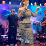 Roberta Sá Instagram - Ontem cantei no Baile do meu amigo Zé e foi delicinha! ⚡️💛 Styling: @marina____franco Beleza: @laispiubel Jockey Club Brasileiro