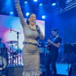 Roberta Sá Instagram - Ontem cantei no Baile do meu amigo Zé e foi delicinha! ⚡️💛 Styling: @marina____franco Beleza: @laispiubel Jockey Club Brasileiro