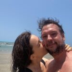 Roberta Sá Instagram - Das coisas que eu mais amo na vida, é conseguir aproveitar meu trabalho pra conhecer um pouco desse mundão de meu Deus. A ponta do mel entregou tudo. Meu RN é lindo e eu posso provar! Hoje tem Festival do Atum em Areia Branca! Vamo chegar, meu povo! Ponta Do Mel, Rio Grande Do Norte, Brazil