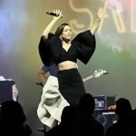 Roberta Sá Instagram - Fazer show em Salvador dá sempre um frio na barriga a mais porque, como diria Wally Salomão, baiano não nasce, estréia! É uma cidade que respira música, e da boa. Fiquei emocionada e feliz em ver que meu público fiel apareceu e encheu a Pupileira de amor, e troca! Obrigada, Salvador! Até breve. Amo vocês com força! 1. Videozin que roubei de alguém que foi e me marcou 2 e 3. Fotos do meu querido @juniorrochassa que me olhou de um jeito que eu achei bonito