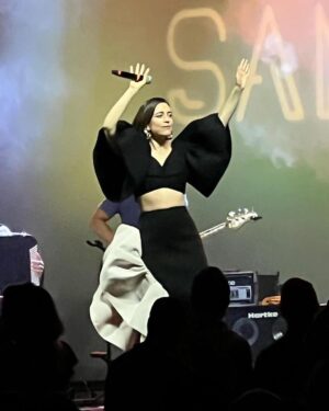 Roberta Sá Instagram - Fazer show em Salvador dá sempre um frio na barriga a mais porque, como diria Wally Salomão, baiano não nasce, estréia! É uma cidade que respira música, e da boa. Fiquei emocionada e feliz em ver que meu público fiel apareceu e encheu a Pupileira de amor, e troca! Obrigada, Salvador! Até breve. Amo vocês com força! 

1. Videozin que roubei de alguém que foi e me marcou
2 e 3. Fotos do meu querido @juniorrochassa que me olhou de um jeito que eu achei bonito