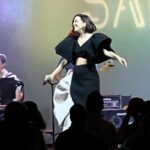 Roberta Sá Instagram - Fazer show em Salvador dá sempre um frio na barriga a mais porque, como diria Wally Salomão, baiano não nasce, estréia! É uma cidade que respira música, e da boa. Fiquei emocionada e feliz em ver que meu público fiel apareceu e encheu a Pupileira de amor, e troca! Obrigada, Salvador! Até breve. Amo vocês com força! 1. Videozin que roubei de alguém que foi e me marcou 2 e 3. Fotos do meu querido @juniorrochassa que me olhou de um jeito que eu achei bonito