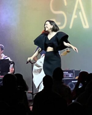 Roberta Sá Instagram - Fazer show em Salvador dá sempre um frio na barriga a mais porque, como diria Wally Salomão, baiano não nasce, estréia! É uma cidade que respira música, e da boa. Fiquei emocionada e feliz em ver que meu público fiel apareceu e encheu a Pupileira de amor, e troca! Obrigada, Salvador! Até breve. Amo vocês com força! 

1. Videozin que roubei de alguém que foi e me marcou
2 e 3. Fotos do meu querido @juniorrochassa que me olhou de um jeito que eu achei bonito