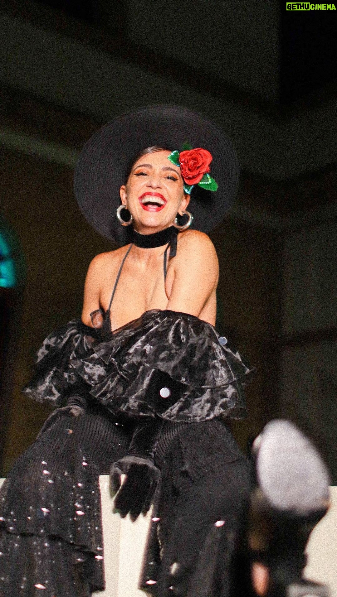 Roberta Sá Instagram - Sente o clima do baile de ontem 🎉 Parabéns @carnavaldaarara pelos 10 anos do melhor baile do Rio! Bom demais estar com vocês desde o primeiro, me divertindo, cantando, encontrando amigos… Vida longa 🦜 Obrigada, meu irmão @pretinhodaserrinha e sua trupe, por dividirem o palco comigo com tanta generosidade. Amo vocês! 🎥 @filipiescudine __________ #carnaval #carnaval2024 Rio de Janeiro, Rio de Janeiro