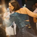 Roberta Sá Instagram - Ontem comecei o ano no lugar do Arlindo, da Portela, do Império, de tanta gente linda e talentosa que eu amo, cantando com a Velha Guarda, abrançando Tia Surica, cercada da minha família da música e do meu amor ✨ Obrigada por me acolher, Madureira! 2024 já chegou no sorriso, na paz e no prazer 💙 Quero agradecer a toda minha equipe por escolher fazer tudo isso acontecer, por estar sempre junto comigo, trabalhando no ano novo, no fim de semana, no feriado, faça chuva, faça sol, com sorriso no rosto ✨ Styling: @marina____franco Makeup: @laispiubel 📸 @filipiescudine Banda: @alaanmonteiro @deaquinogabriel @thiaguinhocastro @andremanhaesoficial @kiko.horta @jessicalanceurbano @marfabasss Produção e Comunicação: @fernandadavid @talitacostaproductions @vividrumond e @miriamroia @sza.almeida @paulo_lima003 Técnica: @neno_duarte @neidpaula77 @r_alscher @jorgesantos.santos.718 @luiz_fernando_ferreira_motta Parque De Madureira