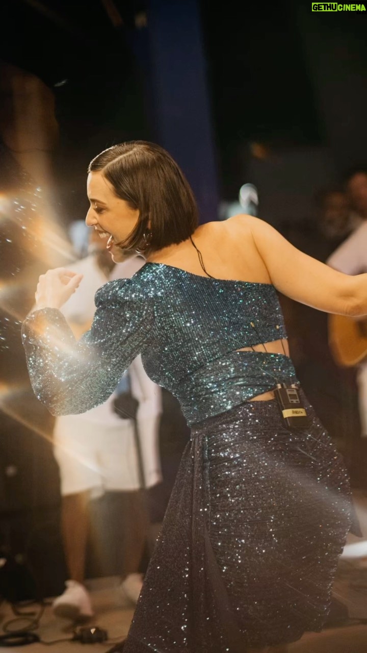 Roberta Sá Instagram - Ontem comecei o ano no lugar do Arlindo, da Portela, do Império, de tanta gente linda e talentosa que eu amo, cantando com a Velha Guarda, abrançando Tia Surica, cercada da minha família da música e do meu amor ✨ Obrigada por me acolher, Madureira! 2024 já chegou no sorriso, na paz e no prazer 💙 Quero agradecer a toda minha equipe por escolher fazer tudo isso acontecer, por estar sempre junto comigo, trabalhando no ano novo, no fim de semana, no feriado, faça chuva, faça sol, com sorriso no rosto ✨ Styling: @marina____franco Makeup: @laispiubel 📸 @filipiescudine Banda: @alaanmonteiro @deaquinogabriel @thiaguinhocastro @andremanhaesoficial @kiko.horta @jessicalanceurbano @marfabasss Produção e Comunicação: @fernandadavid @talitacostaproductions @vividrumond e @miriamroia @sza.almeida @paulo_lima003 Técnica: @neno_duarte @neidpaula77 @r_alscher @jorgesantos.santos.718 @luiz_fernando_ferreira_motta Parque De Madureira