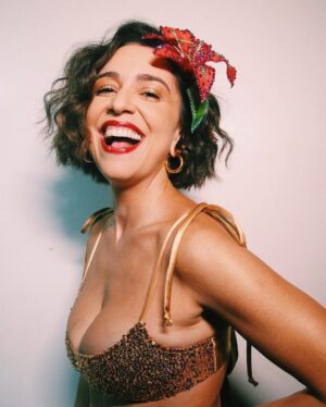 Roberta Sá Instagram - Quem disse no post anterior que eu tava parecendo a GAL, acertou! Nas últimas fotos tem ela: Musa absoluta,  que foi inspiração pra esse show na minha cidade, Natal, num carnaval que cresce a cada ano e tanto me orgulha. Ainda teve encontro com minha mana @khrystal que fez show antes e me deu o prazer de delirar comigo. Foi lindo! De quebra , arrastei @danielafernandes.cantora pro palco pra finalizar a festa. 
Obrigada quem foi la curtir com gente!!! Amo essa cidade, vocês e esse nosso amor que transborda. 

Styling: @marina____franco 
Beleza: @marinaschenfert 
A flor é @santamaria.universe 
📸: @luishzvd