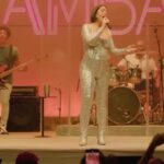 Roberta Sá Instagram - RÉVEILLON ✨ Vai ter Sambasá no palco de Madureira, no Rio, com participação especialíssima da Velha Guarda da Portela 💙 Mais informações em breve… Quero saber quem vai começar 2024 comigo! Rio de Janeiro, Rio de Janeiro