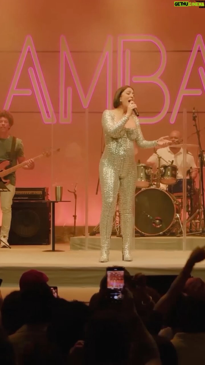 Roberta Sá Instagram - RÉVEILLON ✨ Vai ter Sambasá no palco de Madureira, no Rio, com participação especialíssima da Velha Guarda da Portela 💙 Mais informações em breve… Quero saber quem vai começar 2024 comigo! Rio de Janeiro, Rio de Janeiro