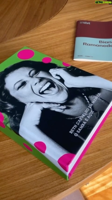 Roberta Sá Instagram - Alguém aqui precisa de sugestões de presentes? 📚 "Beth Carvalho em Maricá - O Samba é Aqui" tem curadoria de @gringocardia e @luizantoniosimas e reúne artigos escritos por pesquisadores da cultura e amigos de @bethcarvalhooficial. "#tbt", da minha comadre @biancaramoneda, faz parte de uma série, que tem obras de outras mulheres maravilhosas - como "Entre Dentes", da minha amiga @gabifigue. 👉🏽 E você, tem alguma dica de presente de última hora? Manda aí nos comentários!