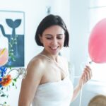 Roberta Sá Instagram - Ontem fiz 43 anos de vida. Muito mais importante que isso, minha filha fez 1 ano e portanto, fiz 1 ano de maternidade, de aleitamento materno, desse amor arrebatador que ao mesmo tempo que me fortalece, me fragiliza de tão grande. Eu só tenho a agradecer pela generosidade que a vida me tratou nesses últimos 12 meses. Foram os melhores. Obrigada a cada mensagem de carinho que recebi, li todas, aqueceram meu coração. Obrigada minha amiga @aliceventuri por fotografar a intimidade da minha família com tanto afeto. E @atelieanaarrigoni , por ter realizado o sonho dessa mesa com todos os elementos que a Lina mais ama! 🍓 🍄 🍅 🦆 ♥️. Não é fácil amamentar, fazer turnê, cuidar de bebê, se sentir inteira pra cantar, construir uma carreira e uma família. Mas tenho conseguido com o apoio incondicional do meu amor @pedro_seiler que também fez um ano de paternidade , e que paternidade! Muito orgulho da gente!!! Amo vocês que me acompanham por aqui. Obrigada por estarem comigo. Sigamos!