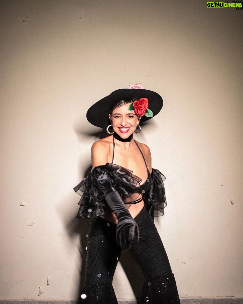 Roberta Sá Instagram - Bandoleira pro Baile da Arara 10 anos! 🦜♥️🦜 @carnavaldaarara Styling: @marina____franco Beleza: @foxgoulart 📸: @filipiescudine #carnaval #carnaval2024