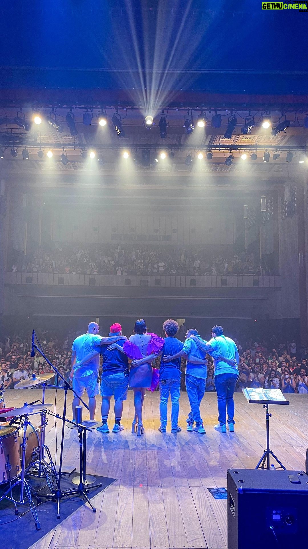 Roberta Sá Instagram - Fortaleza entregou T U D O neste domingão 🙌 @cineteatrosaoluiz lotado pra ver o Sambasá e um público quente, que me emociona, cantando do início ao fim, do jeito que eu gosto… Muito obrigada! Tava com saudade… Até a próxima 🥰 🎥 @ailimecortat Cineteatro São Luiz Fortaleza