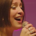 Roberta Sá Instagram - Sabe qual é o vídeo mais assistido do Sambasá - Ao Vivo❓É "Samba de Um Minuto", composição de @rodrigomaranhaoeu, com 225 mil visualizações❗️ Me conta se você já foi lá no meu canal do YouTube dar o play nessa… Circo Voador