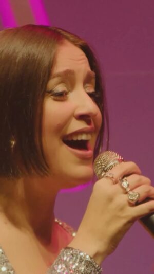 Roberta Sá Instagram - Sabe qual é o vídeo mais assistido do Sambasá - Ao Vivo❓É "Samba de Um Minuto", composição de @rodrigomaranhaoeu, com 225 mil visualizações❗️ Me conta se você já foi lá no meu canal do YouTube dar o play nessa…