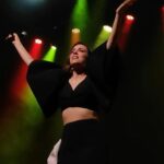 Roberta Sá Instagram - Quero agradecer a todos que estavam no show em Recife, essa cidade tão amada que me recebe tão bem. Bom demais reencontrar vocês! Que coro bonito, do início ao fim! Obrigada! Foi um show especialmente desafiador e preciso contar pra vocês. Até na emergência pediátrica fui bater. Dois dias de febre muito alta da pequena me preocuparam bastante. E mãe, estrada, tem muita coragem sim, mas muita culpa pra fazer isso tudo acontecer. Às vezes me pergunto se é certo expor minha filha a tanto avião, tanto movimento. Sabe? Difícil. Mas preciso e quero trabalhar. E é muito gratificante quando tá todo mundo cantando feliz. Me sinto inteira e realizada e sei do privilégio que tenho de poder levá-la comigo. Amanheci na sexta com a virose da Lina em mim. Nada mais normal pegar virose de filho, né? Um salve para o corticoide e o antibiótico (que eu tomei, não ela!). Raspei a energia que tinha pra não cancelar o show. Aí, hoje, li algumas cobranças sobre o fato de eu não ter atendido fãs. De fato, desde a gravidez, não tenho atendido. Não tem sido fisicamente possível pra mim. Pelo cansaço, e também porque amamento. Acabei o show, recebi pouquíssimos amigos - que inclusive me ajudaram no corre pronto socorro - e fui pro hotel. Quando cheguei, minha filha tinha acabado de acordar. Amamentei, coloquei-a de volta pra dormir. Dormimos até 5 da manhã. Amamentei de novo. Dormimos até as 8h. Depois de ter entregado um show inteiro, exausta, com febre, calafrio e cuidando de um bebê de 11 meses. Tenho lido muito sobre a falta de apoio da sociedade com a lactante e agora sinto na pele. Podia fingir que não ligo. Mas fico triste. Tô fazendo o que posso, até além. Não consigo mais que isso. Eu sempre atendo todo mundo. Mas até a Lina desmamar naturalmente, eu vou sair do show correndo para amamentá-la. Isso é inegociável pra mim. Ela primeiro, sempre. Fato que um homem jamais entenderá a exaustão que é carregar um bebê nove meses e depois parir, amamentar, isso tudo trabalhando, sorrindo, se entregando, no palco. Mas isso é outro assunto. No mais, sejam gentis com as mães. PS.: Lina tá ótima, eu tô um bagaço. Vamos ficar bem! 📸 + 🎥 @flaveetcho @pedro_seiler @toscano_pedro Teatro Guararapes
