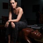 Roberta Sá Instagram - Que noite! Tive a alegria de repetir a dobradinha e cantar ao lado do imenso @arnaldo_antunes, exaltando o samba, ritmo dos mais importantes da cultura brasileira. Tudo isso celebrando a icônica coleção Panthère, da @cartier, na festa "Into The Wild". Styling: @marina____franco Make: @sandrobarreto Vestido: Vintage @calvinklein para @txellovintage 📸 @patricksister (1-4-5) e @helsongomes (2-3) São Paulo, Brazil