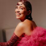 Roberta Sá Instagram - A R A R A 🦜 Styling: @marina____franco Beleza: @foxgoulart 📸: @filipiescudine #carnaval #carnaval2024 Marquês De Sapucaí