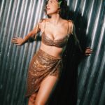 Roberta Sá Instagram - Quem disse no post anterior que eu tava parecendo a GAL, acertou! Nas últimas fotos tem ela: Musa absoluta, que foi inspiração pra esse show na minha cidade, Natal, num carnaval que cresce a cada ano e tanto me orgulha. Ainda teve encontro com minha mana @khrystal que fez show antes e me deu o prazer de delirar comigo. Foi lindo! De quebra , arrastei @danielafernandes.cantora pro palco pra finalizar a festa. Obrigada quem foi la curtir com gente!!! Amo essa cidade, vocês e esse nosso amor que transborda. Styling: @marina____franco Beleza: @marinaschenfert A flor é @santamaria.universe 📸: @luishzvd Natal (Rio Grande do Norte)