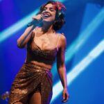 Roberta Sá Instagram - Quem disse no post anterior que eu tava parecendo a GAL, acertou! Nas últimas fotos tem ela: Musa absoluta, que foi inspiração pra esse show na minha cidade, Natal, num carnaval que cresce a cada ano e tanto me orgulha. Ainda teve encontro com minha mana @khrystal que fez show antes e me deu o prazer de delirar comigo. Foi lindo! De quebra , arrastei @danielafernandes.cantora pro palco pra finalizar a festa. Obrigada quem foi la curtir com gente!!! Amo essa cidade, vocês e esse nosso amor que transborda. Styling: @marina____franco Beleza: @marinaschenfert A flor é @santamaria.universe 📸: @luishzvd Natal (Rio Grande do Norte)