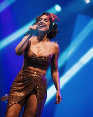 Roberta Sá Instagram - Quem disse no post anterior que eu tava parecendo a GAL, acertou! Nas últimas fotos tem ela: Musa absoluta,  que foi inspiração pra esse show na minha cidade, Natal, num carnaval que cresce a cada ano e tanto me orgulha. Ainda teve encontro com minha mana @khrystal que fez show antes e me deu o prazer de delirar comigo. Foi lindo! De quebra , arrastei @danielafernandes.cantora pro palco pra finalizar a festa. 
Obrigada quem foi la curtir com gente!!! Amo essa cidade, vocês e esse nosso amor que transborda. 

Styling: @marina____franco 
Beleza: @marinaschenfert 
A flor é @santamaria.universe 
📸: @luishzvd