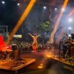Roberta Sá Instagram - Quem disse no post anterior que eu tava parecendo a GAL, acertou! Nas últimas fotos tem ela: Musa absoluta, que foi inspiração pra esse show na minha cidade, Natal, num carnaval que cresce a cada ano e tanto me orgulha. Ainda teve encontro com minha mana @khrystal que fez show antes e me deu o prazer de delirar comigo. Foi lindo! De quebra , arrastei @danielafernandes.cantora pro palco pra finalizar a festa. Obrigada quem foi la curtir com gente!!! Amo essa cidade, vocês e esse nosso amor que transborda. Styling: @marina____franco Beleza: @marinaschenfert A flor é @santamaria.universe 📸: @luishzvd Natal (Rio Grande do Norte)