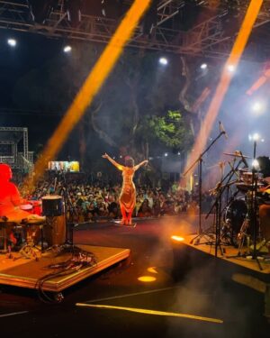 Roberta Sá Instagram - Quem disse no post anterior que eu tava parecendo a GAL, acertou! Nas últimas fotos tem ela: Musa absoluta,  que foi inspiração pra esse show na minha cidade, Natal, num carnaval que cresce a cada ano e tanto me orgulha. Ainda teve encontro com minha mana @khrystal que fez show antes e me deu o prazer de delirar comigo. Foi lindo! De quebra , arrastei @danielafernandes.cantora pro palco pra finalizar a festa. 
Obrigada quem foi la curtir com gente!!! Amo essa cidade, vocês e esse nosso amor que transborda. 

Styling: @marina____franco 
Beleza: @marinaschenfert 
A flor é @santamaria.universe 
📸: @luishzvd