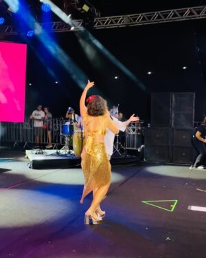 Roberta Sá Instagram - Quem disse no post anterior que eu tava parecendo a GAL, acertou! Nas últimas fotos tem ela: Musa absoluta,  que foi inspiração pra esse show na minha cidade, Natal, num carnaval que cresce a cada ano e tanto me orgulha. Ainda teve encontro com minha mana @khrystal que fez show antes e me deu o prazer de delirar comigo. Foi lindo! De quebra , arrastei @danielafernandes.cantora pro palco pra finalizar a festa. 
Obrigada quem foi la curtir com gente!!! Amo essa cidade, vocês e esse nosso amor que transborda. 

Styling: @marina____franco 
Beleza: @marinaschenfert 
A flor é @santamaria.universe 
📸: @luishzvd