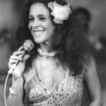 Roberta Sá Instagram - Quem disse no post anterior que eu tava parecendo a GAL, acertou! Nas últimas fotos tem ela: Musa absoluta, que foi inspiração pra esse show na minha cidade, Natal, num carnaval que cresce a cada ano e tanto me orgulha. Ainda teve encontro com minha mana @khrystal que fez show antes e me deu o prazer de delirar comigo. Foi lindo! De quebra , arrastei @danielafernandes.cantora pro palco pra finalizar a festa. Obrigada quem foi la curtir com gente!!! Amo essa cidade, vocês e esse nosso amor que transborda. Styling: @marina____franco Beleza: @marinaschenfert A flor é @santamaria.universe 📸: @luishzvd Natal (Rio Grande do Norte)