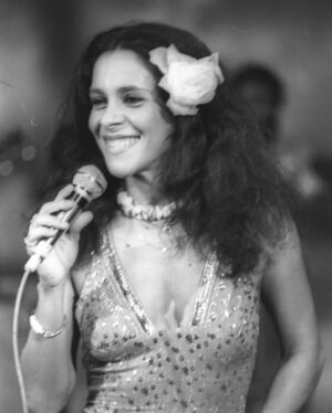 Roberta Sá Instagram - Quem disse no post anterior que eu tava parecendo a GAL, acertou! Nas últimas fotos tem ela: Musa absoluta,  que foi inspiração pra esse show na minha cidade, Natal, num carnaval que cresce a cada ano e tanto me orgulha. Ainda teve encontro com minha mana @khrystal que fez show antes e me deu o prazer de delirar comigo. Foi lindo! De quebra , arrastei @danielafernandes.cantora pro palco pra finalizar a festa. 
Obrigada quem foi la curtir com gente!!! Amo essa cidade, vocês e esse nosso amor que transborda. 

Styling: @marina____franco 
Beleza: @marinaschenfert 
A flor é @santamaria.universe 
📸: @luishzvd