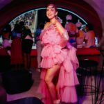 Roberta Sá Instagram - A R A R A 🦜 Styling: @marina____franco Beleza: @foxgoulart 📸: @filipiescudine #carnaval #carnaval2024 Marquês De Sapucaí