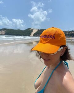 Roberta Sá Instagram - Paraíso perto, sorriso aberto, pronta pra minha Natal. Polo Petrópolis às 22h. Antes, no mesmo palco, tem minha mana @khrystal com um showzaço!! Samba aqui, samba ali Sambasá! Vem!