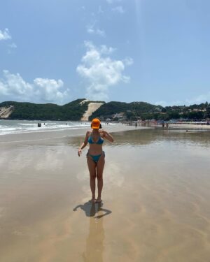 Roberta Sá Instagram - Paraíso perto, sorriso aberto, pronta pra minha Natal. Polo Petrópolis às 22h. Antes, no mesmo palco, tem minha mana @khrystal com um showzaço!! Samba aqui, samba ali Sambasá! Vem!