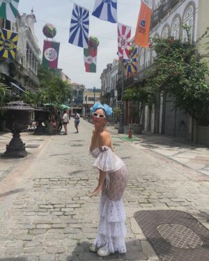 Roberta Sá Instagram - Qualquer semelhança não é mera coincidência ✨
Na quarta foto: A homenagem! 
Lindo cortejo @cordaodoboitata 
📸: @pedro_seiler